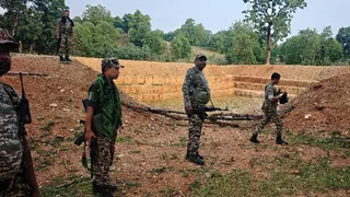 मनोहपुर के सोनपोखरी गांव (मुंडा टोला) में मोर्टार शेल बम की देखरेख के लिए तैनात किए गए सीआरपीएफ जवान।