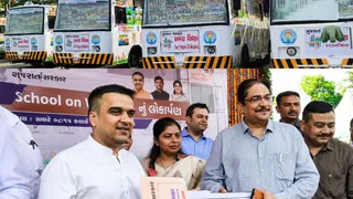 गुजरात में सड़कों पर दौड़ता हुआ स्कूल (फोटो- एक्स)