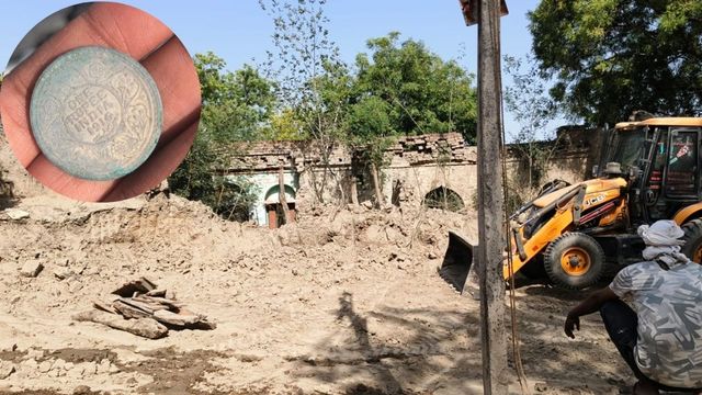 मकान की खोदाई में निकला चांदी के सिक्कों से भरा मटका, मैनपुरी में मच गई लूट 
