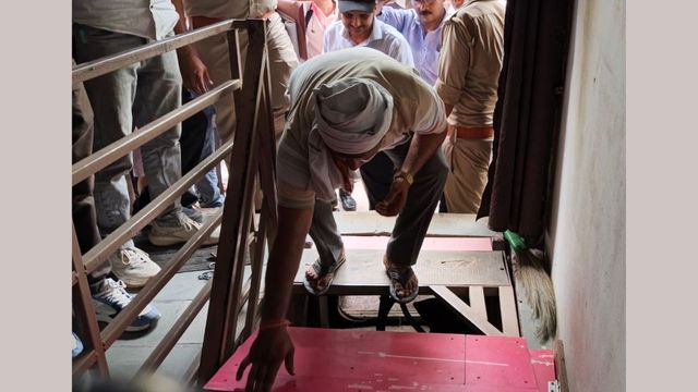 मथुरा में 6 कोचिंग सेंटर और 4 लाइब्रेरी सील: बेसमेंट और तहखानों में चल रहे थे संस्थान, अफसर भी देखकर हुए दंग
