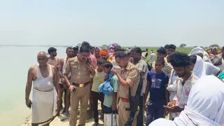 मऊ में सरयू नदी में डूबीं दो बहनें, तलाश जारी।