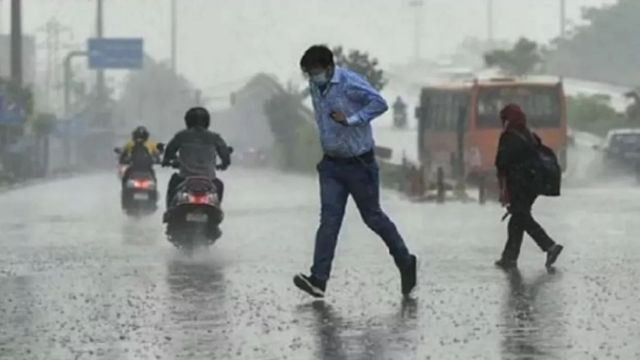 जम्मू-कश्मीर में बारिश से बदला मौसम का मिजाज, गर्मी से मिली बड़ी राहत
