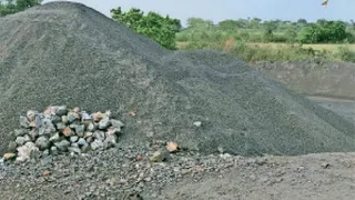 बोड़ाम के जंगल के बीच में रखी गई अवैध गिट्टी।