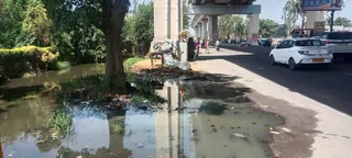 दिल्ली रोड पर शताब्दीनगर स्टेशन के नाले की सफाई न हो पाने से उफना पानी। जागरण