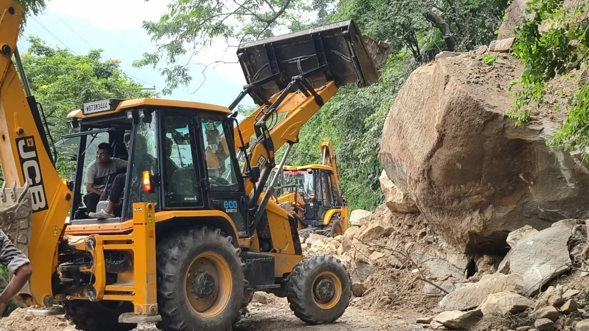 भारी बारिश से आफत, सेवक में पहाड़ से गिरे विशालकाय पत्थर; NH 10 बंद होने से यात्रियों को हुई परेशानी