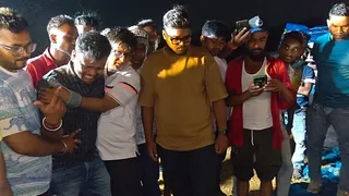 मैथन डैम से निकले शव को देखकर बिलखते छात्र के स्वजन और उपस्थित लोग।(फोटो जागरण)
