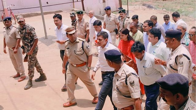 पदभार ग्रहण करते ही एक्शन में बांका के नए DM और SP, सीधे CM सम्राट का संदेश लेकर पहुंचे तेलडीहा मंदिर