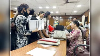 बरेली कालेज में परीक्षा फार्म जमा करने पहुंचे विद्यार्थी। जागरण