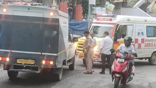 जोगेंद्रनगर में कैश वैन ड्राइवर के विरुद्ध कार्रवाई करती पुलिस। जागरण
