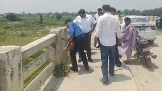 IIT Patna Bridge Inspection: चंदवारा पुल का निरीक्षण करते पथ निर्माण विभाग और बिहार राज्य निगम के अधिकारीगण। फोटो सौ. विभाग