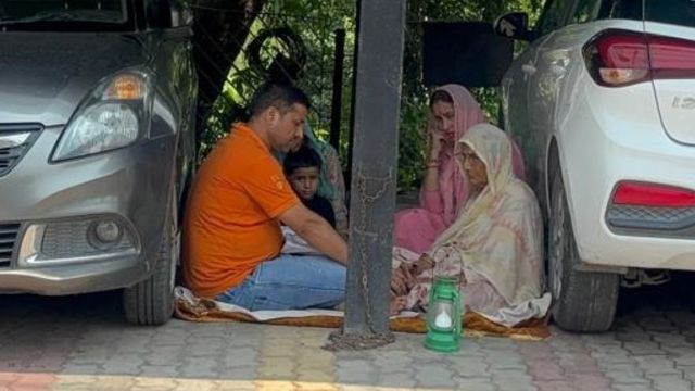 हिमाचल में स्वतंत्रता सेनानी की पत्नी से मारपीट, मकान की मरम्मत करने से रोका; लालटेन लेकर धरने पर बैठीं बुजुर्ग
