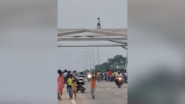 सीतामढ़ी: पुपरी ओवरब्रिज बना रील्स शूटिंग का अड्डा, SDM ने दिए कार्रवाई के निर्देश
