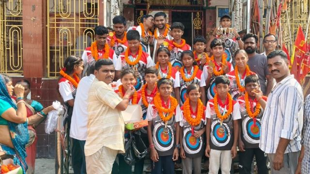 झारखंड के तीरंदाजों ने नेशनल आर्चरी में जीते 18 मेडल, हरिद्वार से लौटने पर ग्रामीणों ने बजाए ढोल-बाजे
