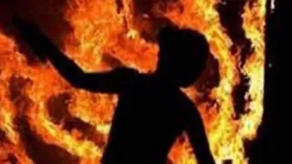 आग की लपटों से घिरा युवक (प्रतीकात्मक चित्र)