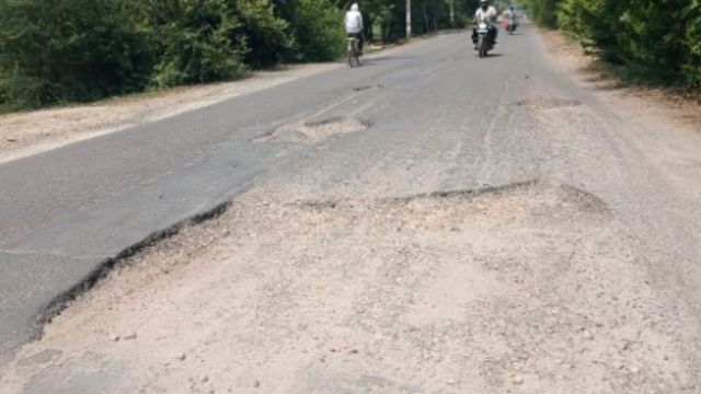 पांचवीं बार अटकी उतरौला सड़क की मरम्मत, बलरामपुर समेत नेपाल तक आफत