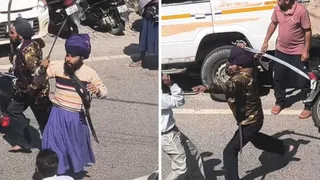 बीते दिनों चमोली जनपद के कर्णप्रयाग में मंगलवार को स्थानीय लोगों पर तलवार से हमला करता निहंग। वीडियोग्रैब