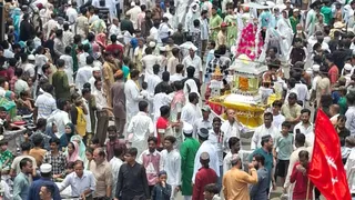 पाय चौकी से निकलता फूलों का ताजिया।