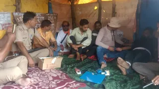 बांध प्रभावितों की मांगो लेकर खैट पर्वत पर आमरण अनशन पर बैठक आंदोलनकारियों का स्वास्थ्य परीक्षण करती विभागीय की टीम। साभार: सागर भंडारी