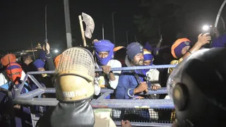 गुरुवार देर रात कुल्हाल बैरियर पर पुलिस के साथ धक्का-मुक्की करते निहंगें। जागरण आर्काइव