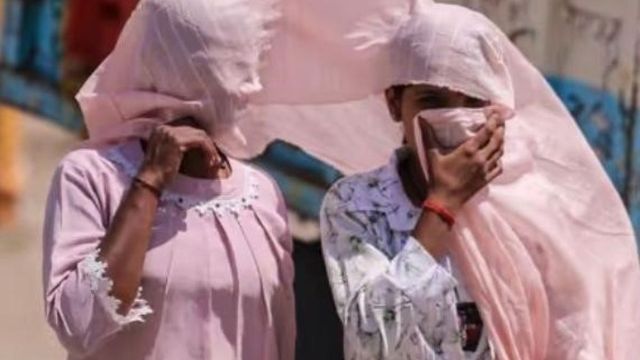 फिरोजाबाद में  पारा पहुंचा 42 डिग्री के पार, गर्मी और उमस से बेहाल हुए लोग; न दिन ना रात में चैन