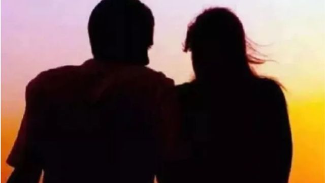 50 साल की महिला का आ गया युवक पर दिल, भरा-पूरा परिवार छोड़कर जिद पर अड़ी; रहूंगी तो अब प्रेमी के साथ ही