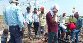 न्यू भीमसेन स्टेशन के पास मालगाड़ी पटरी के उतरने के बाद चल रहा काम । जागरण