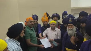 एडीएम वित्त एवं राजस्व केके मिश्रा और एसएसपी हरिद्वार नवनीत भुल्लर को ज्ञापन देते हुए। साभार- जिला प्रसासन