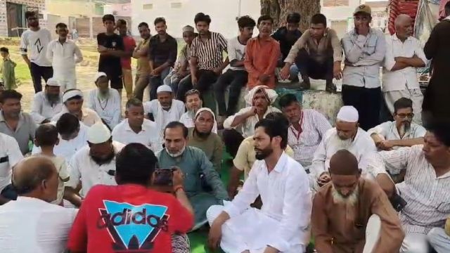 आग से करतब पर विवाद:  पुलिस पर अभद्रता का आरोप लगा कार्रवाई की मांग को प्रदर्शन