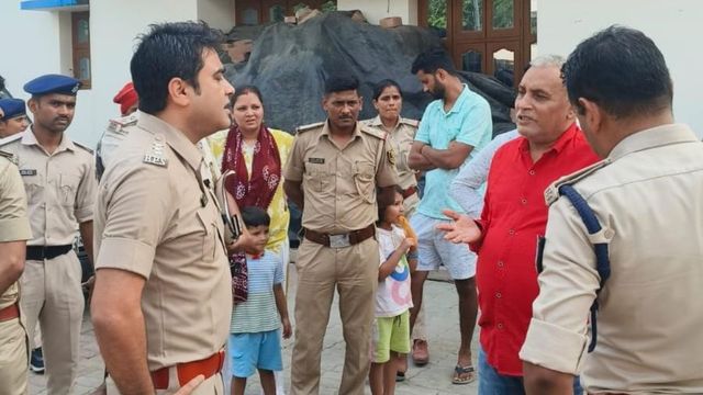 मोकामा में गैंगस्टर सोनू-मोनू के घर छापामारी, पुलिस ने पिता प्रमोद सिंह को किया गिरफ्तार
