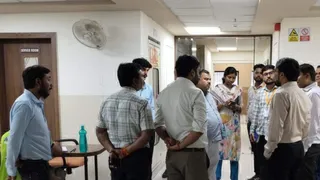 रांची कोचिंग संस्थान की जांच करती नगर निगम की टीम। (जागरण)