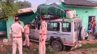 दीवार तोड़कर घर में घुसा तूफान वाहन