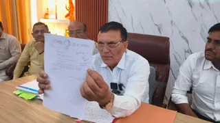 विधायक राजेश जून योजना के बारे में बताते हुए। जागरण