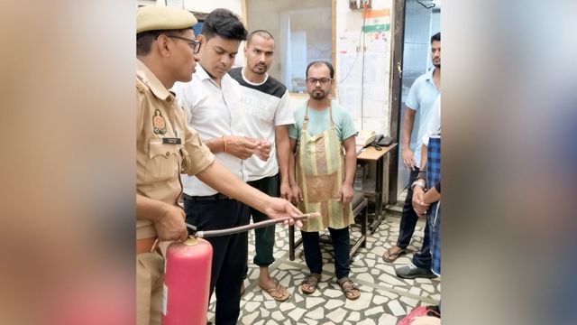 भदोही में तीन दिन में 145 दुकानों की जांच, 85 को नोटिस जारी; छह कोचिंग किए गए सील
