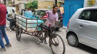 बोतलबंद पानी लेने को मजबूर लोग। जागरण