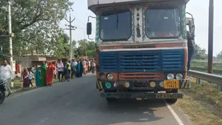 नौगढ़ सोनभद्र मुख्य मार्ग पर घटनास्थल के पास लगी भीड़ और खड़ी कंटेनर
