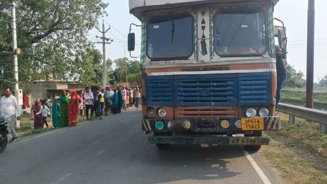 चंदौली में हाई टेंशन तार की चपेट में आया कंटेनर, खलासी की करंट लगने से मौत; 11 मजदूर घायल
