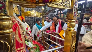 मीरजापुर में उप मुख्यमंत्री ब्रजेश पाठक ने किए मां विंध्यवासिनी के दर्शन।