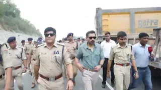 हिमाचल-उत्तराखंड की पांवटा साहिब-कुल्हाल सीमा पर सुरक्षा इंतजामों का निरीक्षण करते देहरादून के डीएम-एसएसपी।