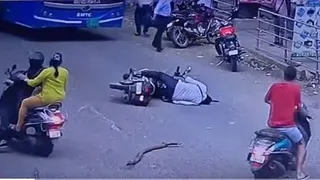 बेंगलुरु में टू-व्हीलर सवार पर पेड़ की सूखी टहनी गिरी (फोटो- वीडियो ग्रैब)