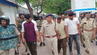 कड़ी सुरक्षा में आरोपितों को लेकर जाती पुलिस।