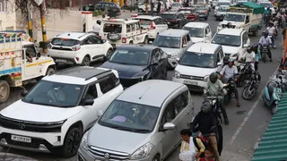 पर्यटकों की भीड़ के बीच आपातकालीन वाहनों को रास्ता न मिलने पर उठे सवाल. Jagran