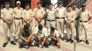 घुमारवीं में चरस के साथ पकड़े गए तीन युवक।