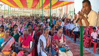 दुमका के मसलिया में सभा को संबोधित करते झामुमो विधायक बसंत सोरेन।