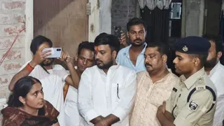 भरत के स्वजन से मिलने पहुंचे एसपी। फाइल