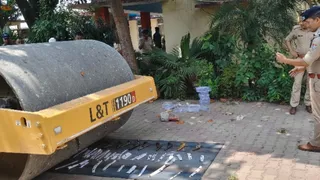 तमंचे और चाकू पर चलता बुलडोजर। जागरण
