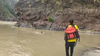 सिंगटाली पुल के समीप गंगा में बहे युवकों की तलाश करती एसडीआरएफ की टीम। एसडीआरएफ