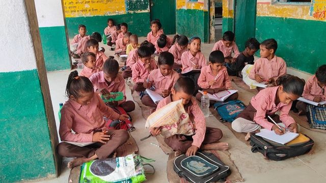 आगरा के स्कूलों में गर्मी का कहर, छात्र हो रहे बीमार; एक बच्चे की नाक से निकला खून