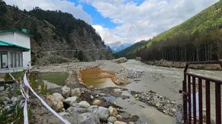 हर्षिल जीएमवीएन के पास क्षतिग्रस्त भागीरथी नदी तट से लगी सुरक्षा दीवार। स्रोत सुधि पाठक