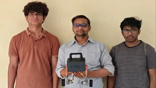 सेल्फ बैलेंसिंग द्विपाद स्कूटर रोबोट के साथ आइआइआइटी इलाहाबाद के डॉ. सूर्य प्रकाश और दल में शामिल छात्र। सौ. शोधकर्ता
