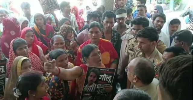 गोलू सिंह हत्याकांड में फूटा स्वजनों का आक्रोश, 11 दिन बाद भी हत्यारोपितों की गिरफ्तारी न होने पर महाराजपुर थाना घेरा
